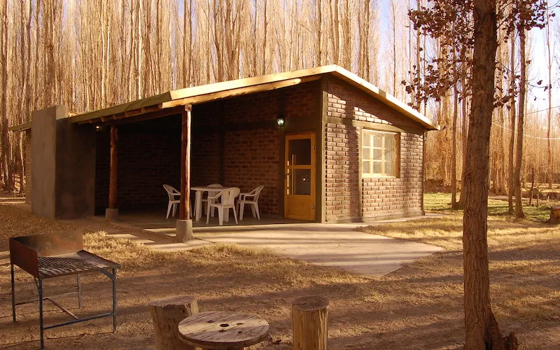 Exterior de la cabaña Gildo con galería y parrillero