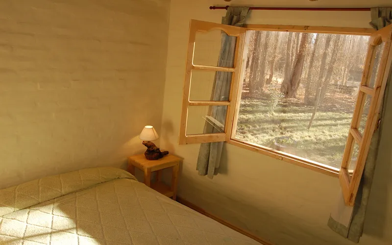 Dormitorio de la cabaña Gildo con vista al bosque