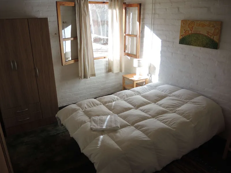 Dormitorio con camas individuales de la cabaña Rudi