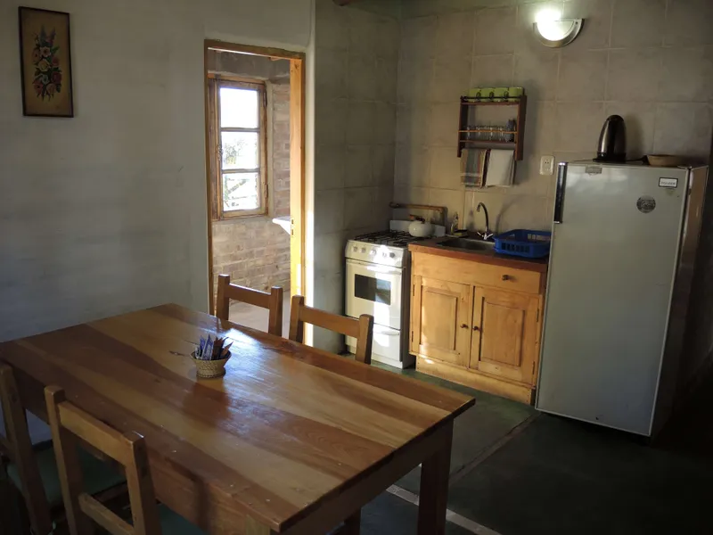 Vista amplia de la cocina comedor de la cabaña Rudi